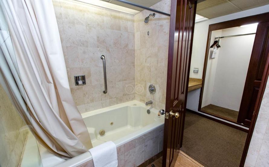 J&A Classic Hotel Lima Eksteriør bilde A bathtub with shower curtain