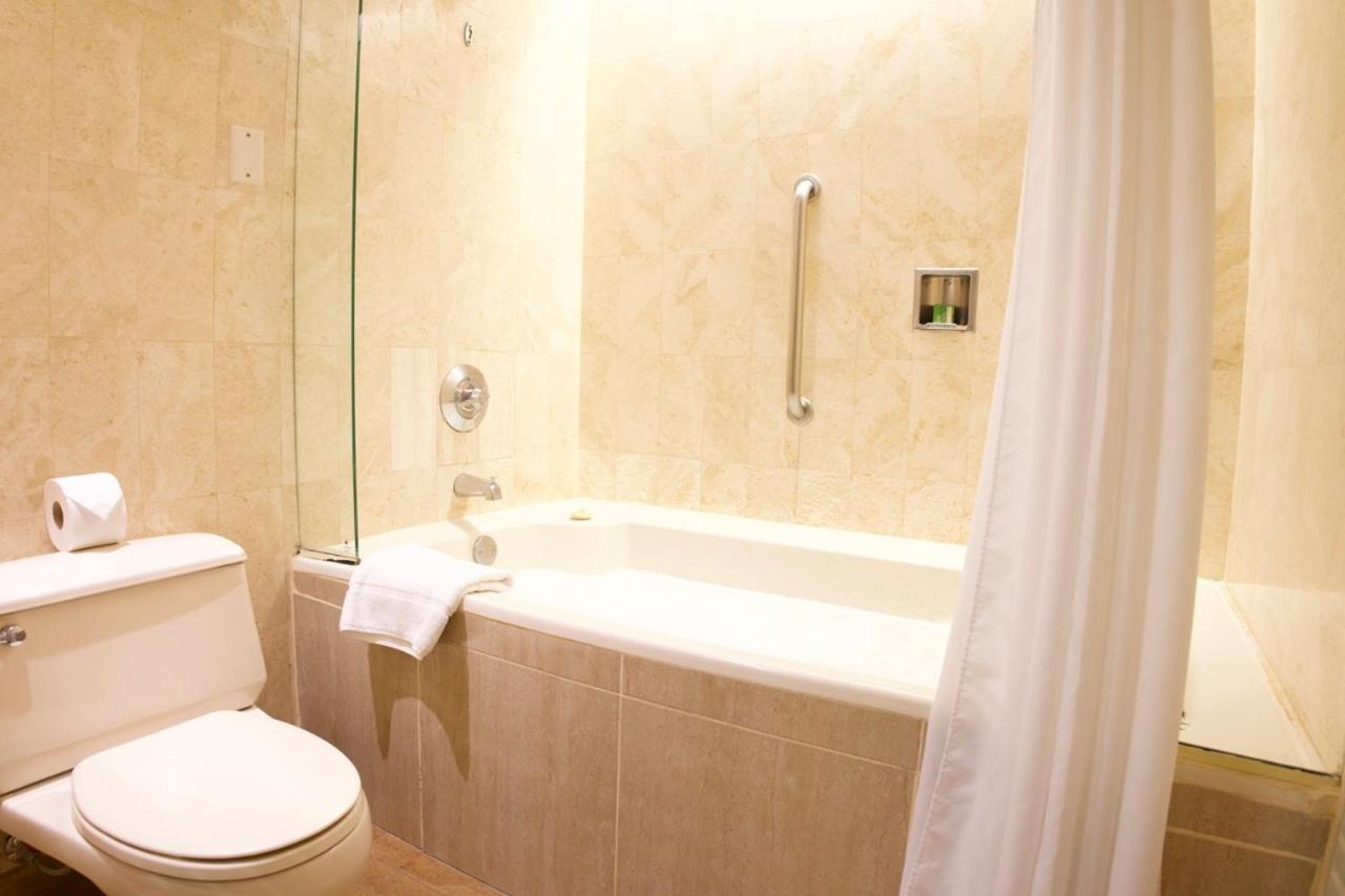 J&A Classic Hotel Lima Eksteriør bilde A bathtub with shower curtain