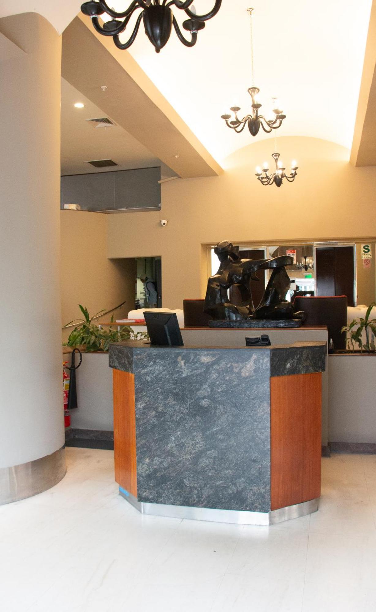 J&A Classic Hotel Lima Eksteriør bilde The airport's reception area