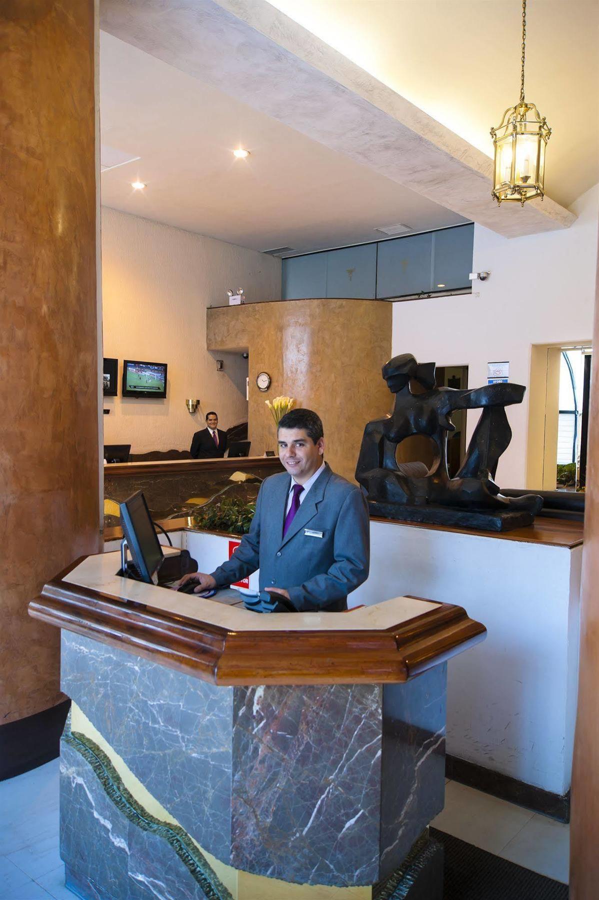 J&A Classic Hotel Lima Eksteriør bilde A hotel receptionist at the check-in counter